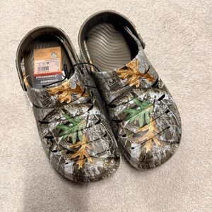 Rugged Shark Kids Leaf Pattern Clogs